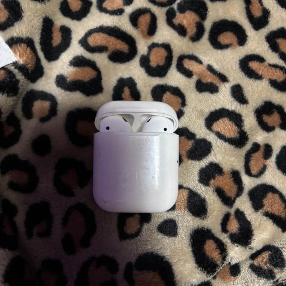 Wireless apple Bluetooth Earbuds with Charging Case - White